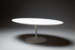 Eero SAARINEN (1910-1961), éditions Knoll International.
Table basse ovale en stratifié...