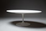 Eero SAARINEN (1910-1961), éditions Knoll International.
Table basse ovale en stratifié...