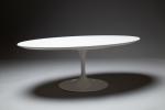 Eero SAARINEN (1910-1961), éditions Knoll International.
Table basse ovale en stratifié...