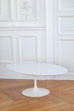 Eero SAARINEN (1910-1961), éditions Knoll International.
Table basse ovale en stratifié...