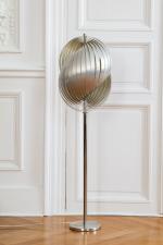 Henri MATHIEU (XXe siècle). 
Lampadaire modèle "Bonnieux" en aluminium brossé....