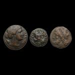 Lot de trois bronzes grecs de Sicile : deux de...