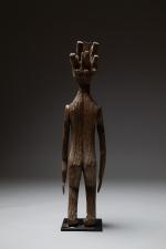 MADAGASCAR. Statue Sakalava. Bois érodé. Haut. : 92 - Larg....