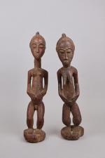 BAOULE, COTE D'IVOIRE.
Couple masculin féminin, en bois sculpté, patine brun-rouge.
Haut....