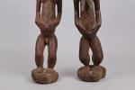 BAOULE, COTE D'IVOIRE.
Couple masculin féminin, en bois sculpté, patine brun-rouge.
Haut....