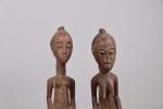 BAOULE, COTE D'IVOIRE.
Couple masculin féminin, en bois sculpté, patine brun-rouge.
Haut....