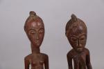 BAOULE, COTE D'IVOIRE.
Couple masculin féminin, en bois sculpté, patine brun-rouge.
Haut....