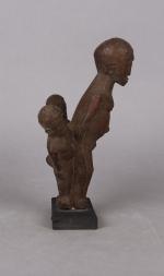 LOBI, BURKINA FASO. 
Ensemble de trois personnages, sculptés dans un...