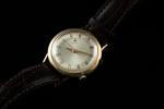 LECOULTRE. Memovox. Montre bracelet en plaqué or, figurant les heures...