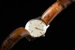 OMEGA. Montre bracelet d'homme en acier, le boîtier rond, le...