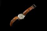 OMEGA. Montre bracelet d'homme en acier, le boîtier rond, le...