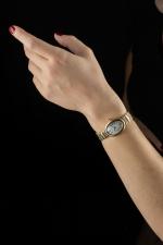 CARTIER.  Montre bracelet de dame en or jaune 18k...