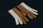 HERMES. Paire de gants en pécari camel et crochet de...