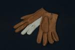 HERMES. Paire de gants en pécari camel et crochet de...