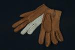 HERMES. Paire de gants en pécari camel et crochet de...