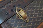 GOYARD.Malle en bois garnie de toile goyardine, les serrures et...