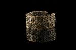 CHANEL. Bracelet manchette en métal cuivré à maille articulée rythmée...