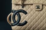 CHANEL.Sac modèle "Cambon" en cuir matelassé beige et noir, double...