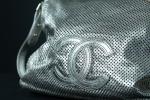 CHANEL.Sac modèle "Rodéo Drive" en cuir d'agneau perforé argenté. Double...