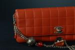 CHANEL.Sac "East West" en cuir d'agneau orange surpiqué. Intérieur doublé...