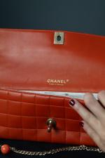 CHANEL.Sac "East West" en cuir d'agneau orange surpiqué. Intérieur doublé...