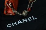 CHANEL.Sac "East West" en cuir d'agneau orange surpiqué. Intérieur doublé...