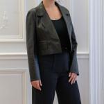 CHANEL. Veste spencer de la ligne "Identification" en cuir d'agneau...