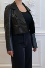 CHANEL. Veste spencer de la ligne "Identification" en cuir d'agneau...