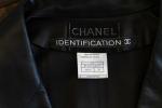 CHANEL. Veste spencer de la ligne "Identification" en cuir d'agneau...