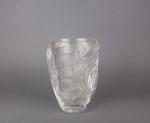 LALIQUE France. Vase modèle "Martinet" en cristal moulé pressé satiné....