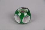 BACCARAT. Boule presse-papier dite sulfure en cristal overlay vert et...