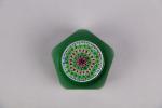 BACCARAT. Boule presse-papier dite sulfure en cristal overlay vert et...