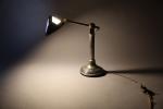 PIROUETT. Lampe à poser en métal chromé, le réflecteur à...