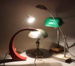 PIROUETT. Lampe à poser en métal chromé, le réflecteur à...