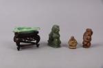 CHINE. Petits sujets en pierre dure sculptée dont chien de...